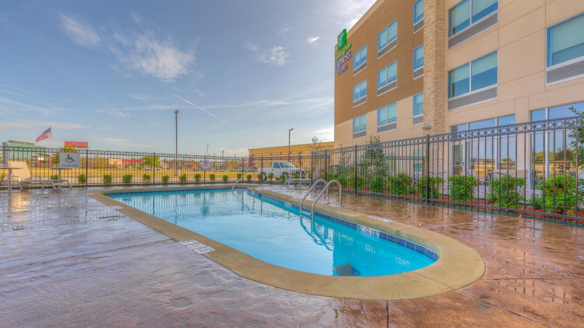 Holiday Inn Express & Suites Tulsa Midtown By Ihg Zewnętrze zdjęcie